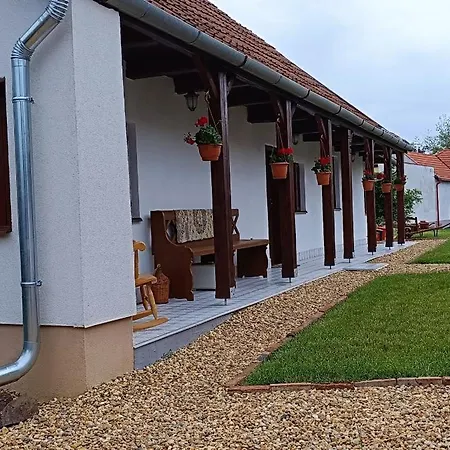 Vandor Kakas Vendeghaz Dezsafuerdovel Tatil Evi